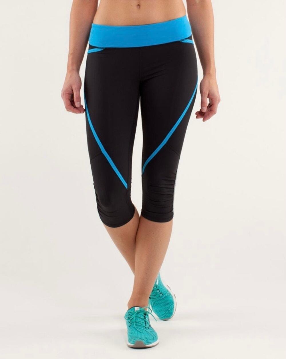 Lululemon Black and Blue Run Pace Crop Capri Leggings Size 6